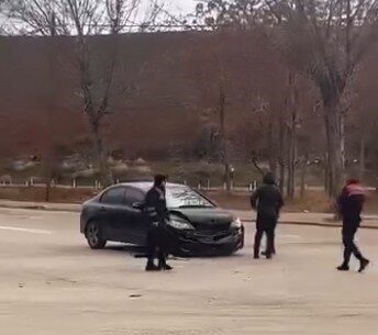 KIRŞEHİR (İHA) – Kırşehir’de iki aracın çarpışması sonucu meydana gelen trafik kazası güvenlik kameralarına yansıdı.