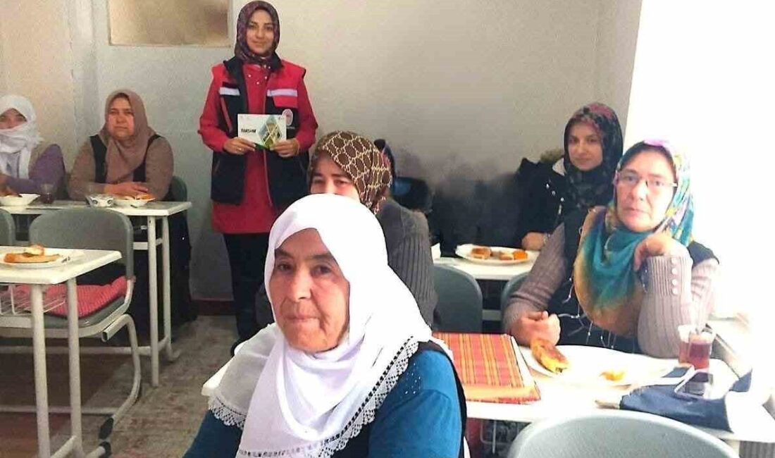 Afyonkarahisar’da Kadın Çiftçilere Eğitici Seminer Verildi Afyonkarahisar İl Tarım ve Orman Müdürlüğü, Nuribey beldesinde 30 kadın