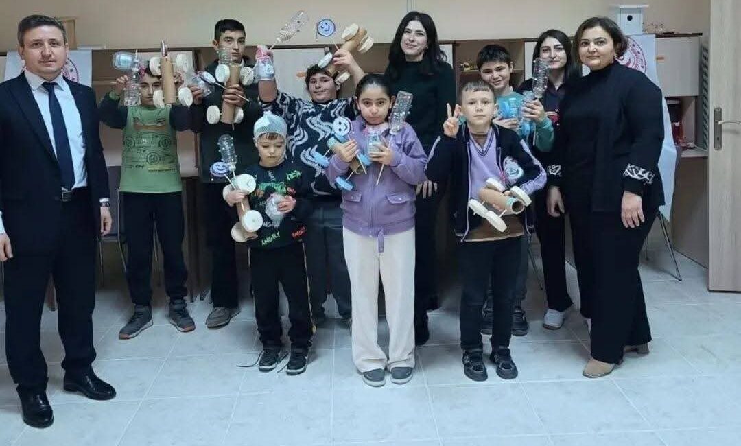 İskilip ilçesinde düzenlenen etkinlikte özel öğrenciler, geri dönüştürülebilir materyallerle oyuncak
