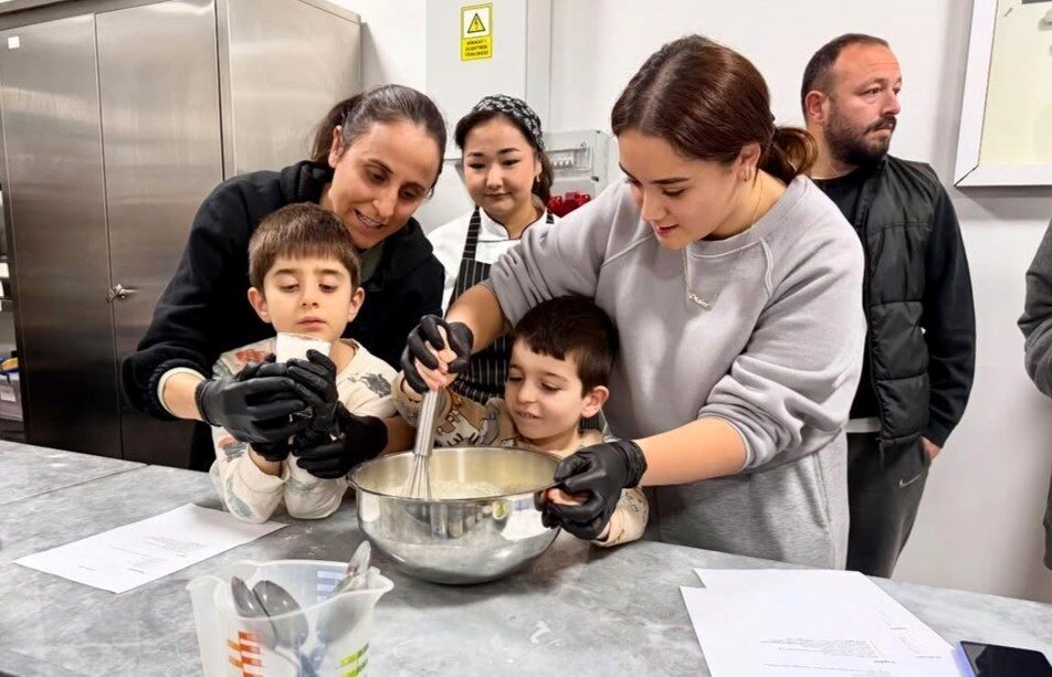 Sakarya Uygulamalı Bilimler Üniversitesi’nde özel gereksinimli bireyler için pasta atölyesi ve oyunlar düzenlendi. Sakarya Uygulamalı Bilimler Üniversitesi'nin Turizm Fakültesi'nde düzenlenen etkinlikte, özel gereksinimli