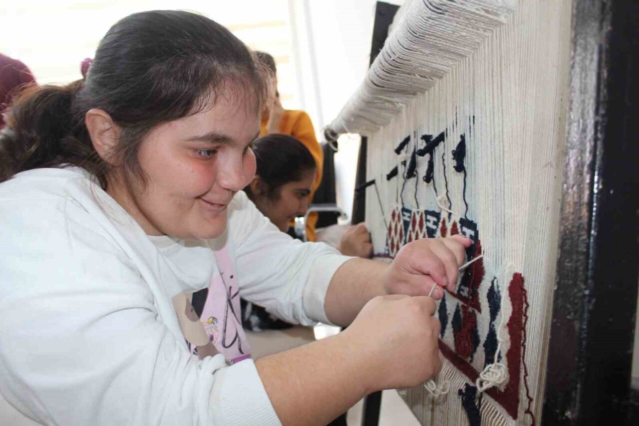 Siirt Olgunlaşma Enstitüsü, "Engelleri Aşıyoruz, Mutluluğu Paylaşıyoruz" etkinliği kapsamında özel