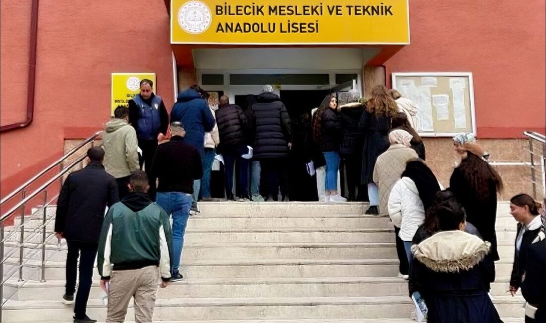 Bilecik’te 118. Temel Eğitim ve 94. Yenileme Eğitimi Sınavları Güvenlik Önlemleri Altında Yapıldı Bilecik'te 81 ilde eş zamanlı düzenlenen 118. Temel Eğitim ve