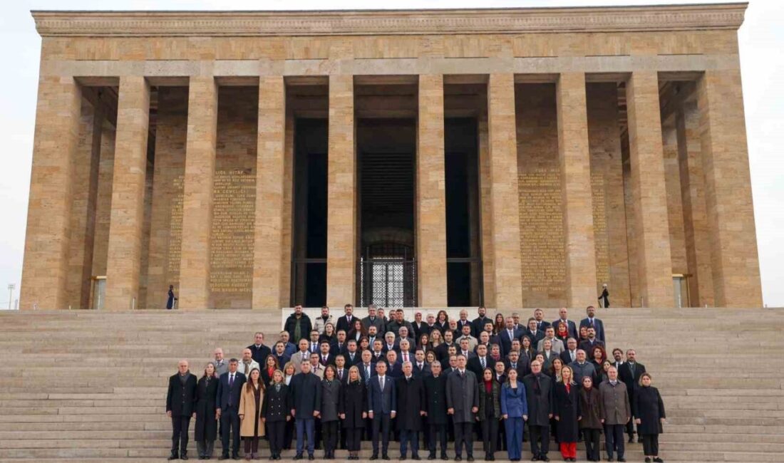 Özgür Özel ve CHP Heyeti, 39. Olağan Kurultay Sonrası Anıtkabir’i Ziyaret Etti Cumhuriyet Halk Partisi (CHP) Genel Başkanı Özgür Özel, 39. Olağan