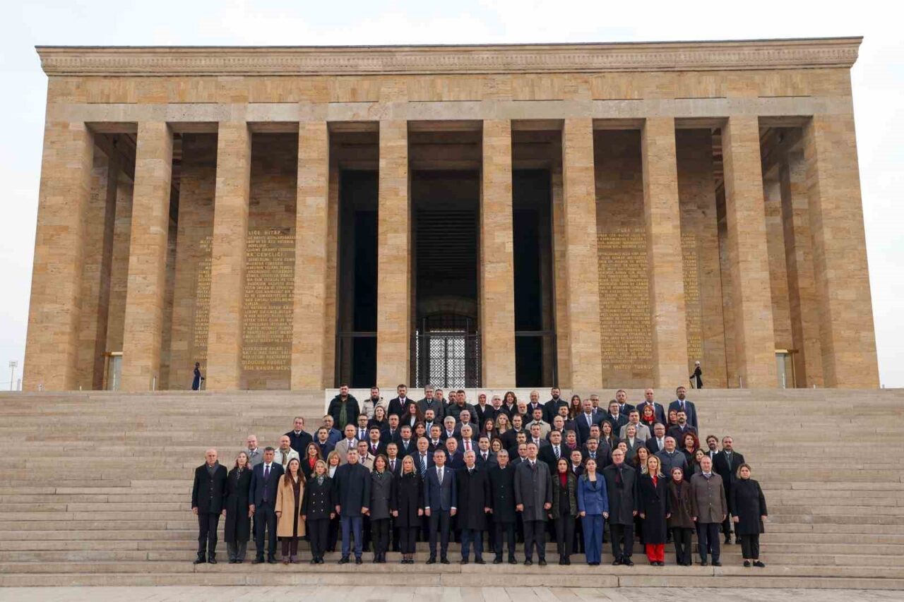 Özgür Özel ve CHP Heyeti, 39. Olağan Kurultay Sonrası Anıtkabir’i Ziyaret Etti