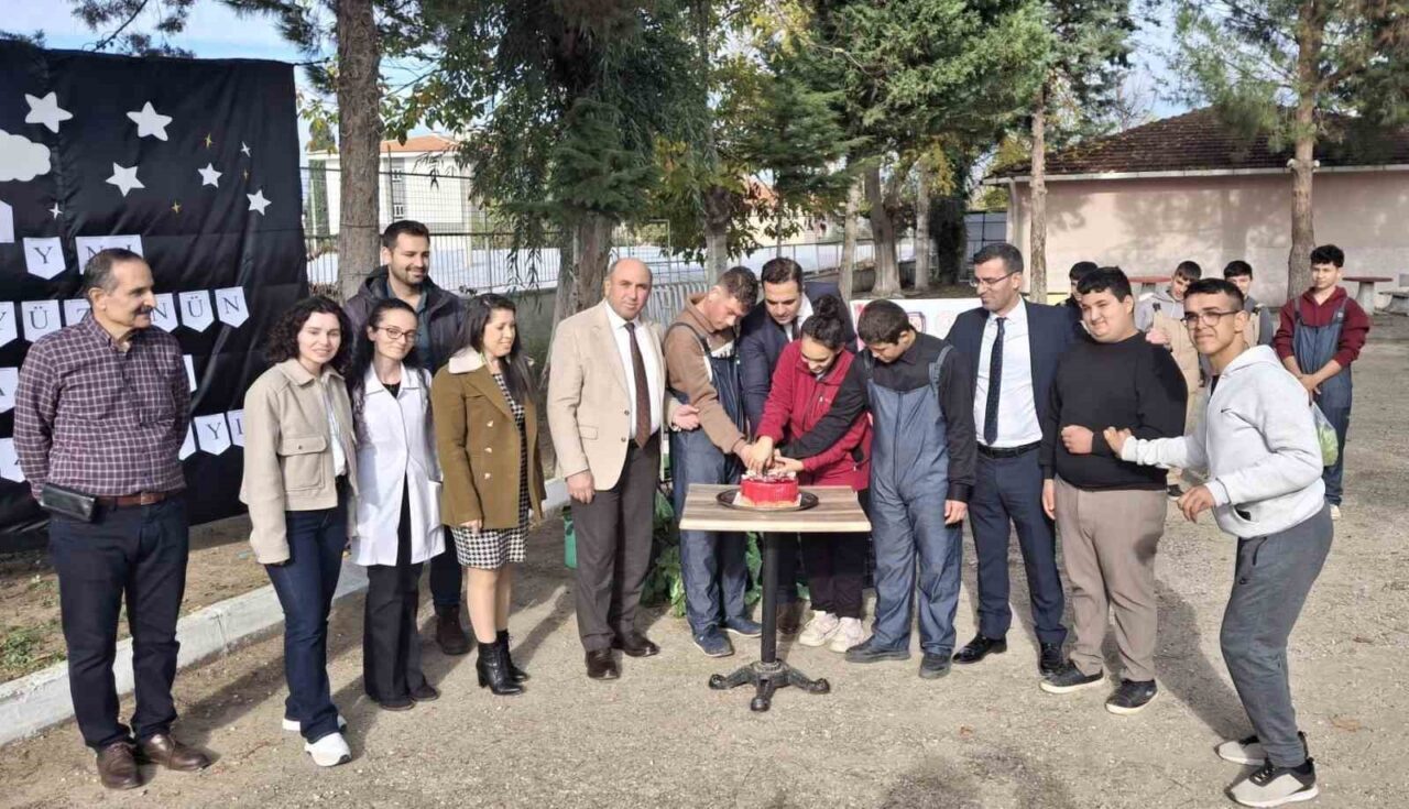 Manisa’nın Sarıgöl ilçesinde Engelliler Günü dolayısıyla düzenlenen etkinlikte, protokol üyeleri