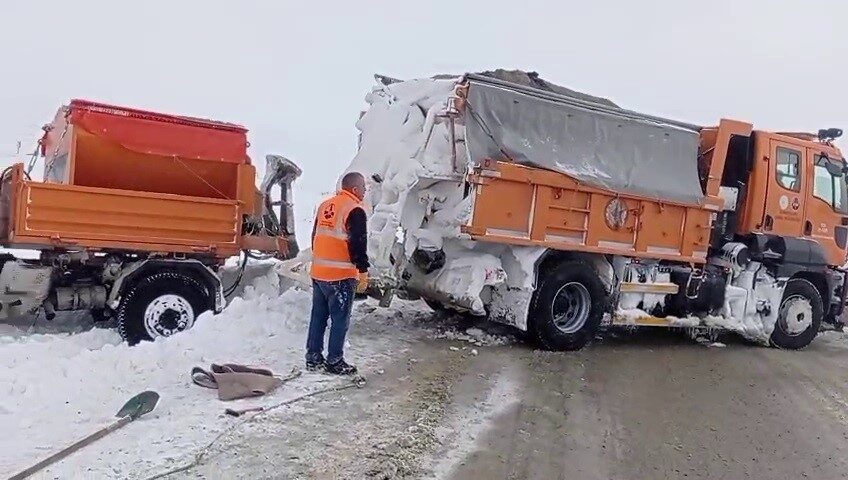 Erzurum’da yoğu kar yağışı ulaşımı olumsuz etkiliyor, kara yollarında çalışmalar sürüyor.