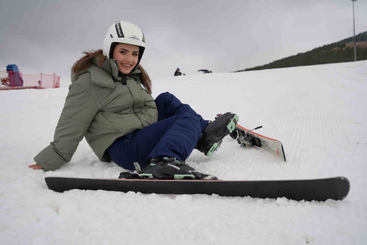 Palandöken Kayak Merkezi, kayak sezonunu suni karla hazır hale getirdi.