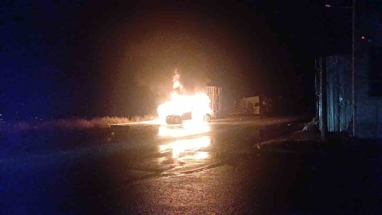 Çorum'un Küçük Sanayi Sitesi'nde park halindeki 19 ABC 463 plakalı