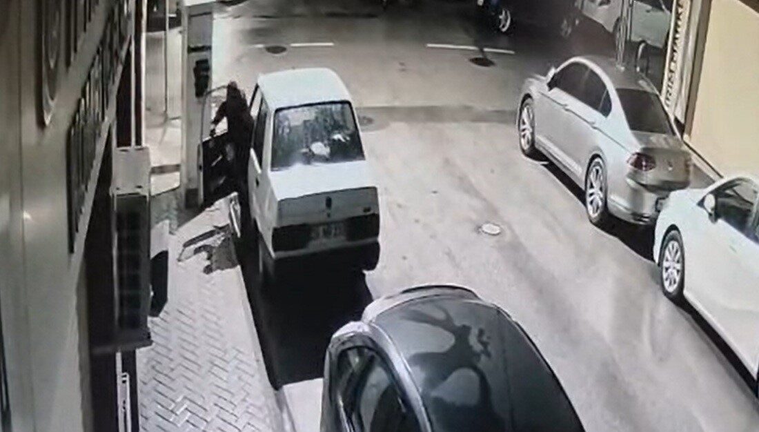 Eskişehir’in İhsaniye Mahallesi'nde park halindeki bir araçtan teyp çalan E.