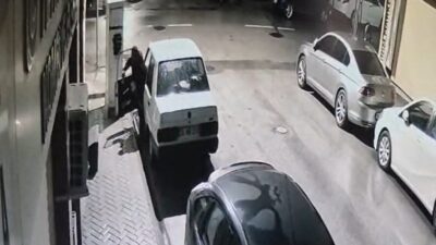 Eskişehir’in İhsaniye Mahallesi'nde park halindeki bir araçtan teyp çalan E.