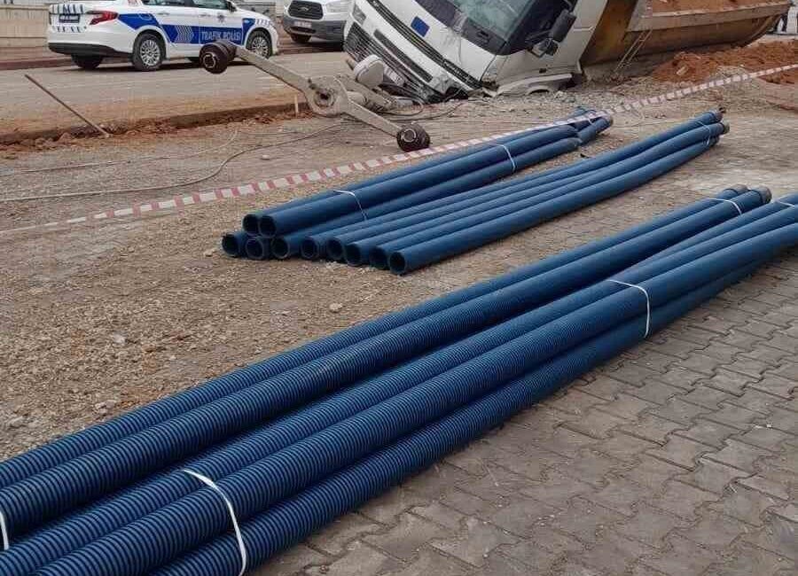 Kırşehir’de El Freni İhmal Edilen Kamyon Çukurda Sıkıştı Kırşehir'in Kervansaray Mahallesi'nde park edilen bir kamyonun el freninin çekilmemesi