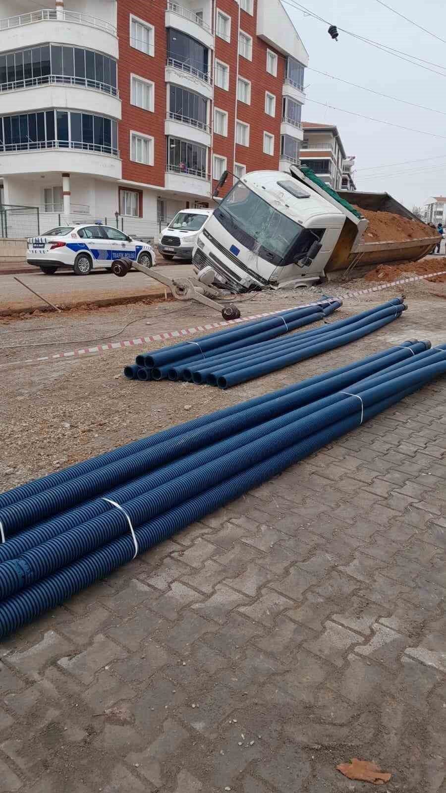 Kırşehir'in Kervansaray Mahallesi'nde park edilen bir kamyonun el freninin çekilmemesi