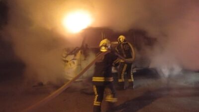 Denizli'nin Merkezefendi ilçesinde bir minibüs, park halindeyken bilinmeyen bir nedenden