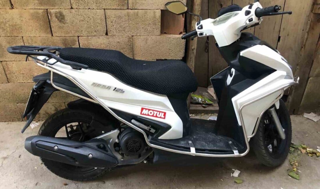 Adıyaman’da park halindeki motosiklet hırsızlığına yönelik soruşturma başlatıldı. Adıyaman'ın Yeşilyurt Mahallesi'nde Yusuf T.'ye ait bir motosiklet, kimliği belirsiz