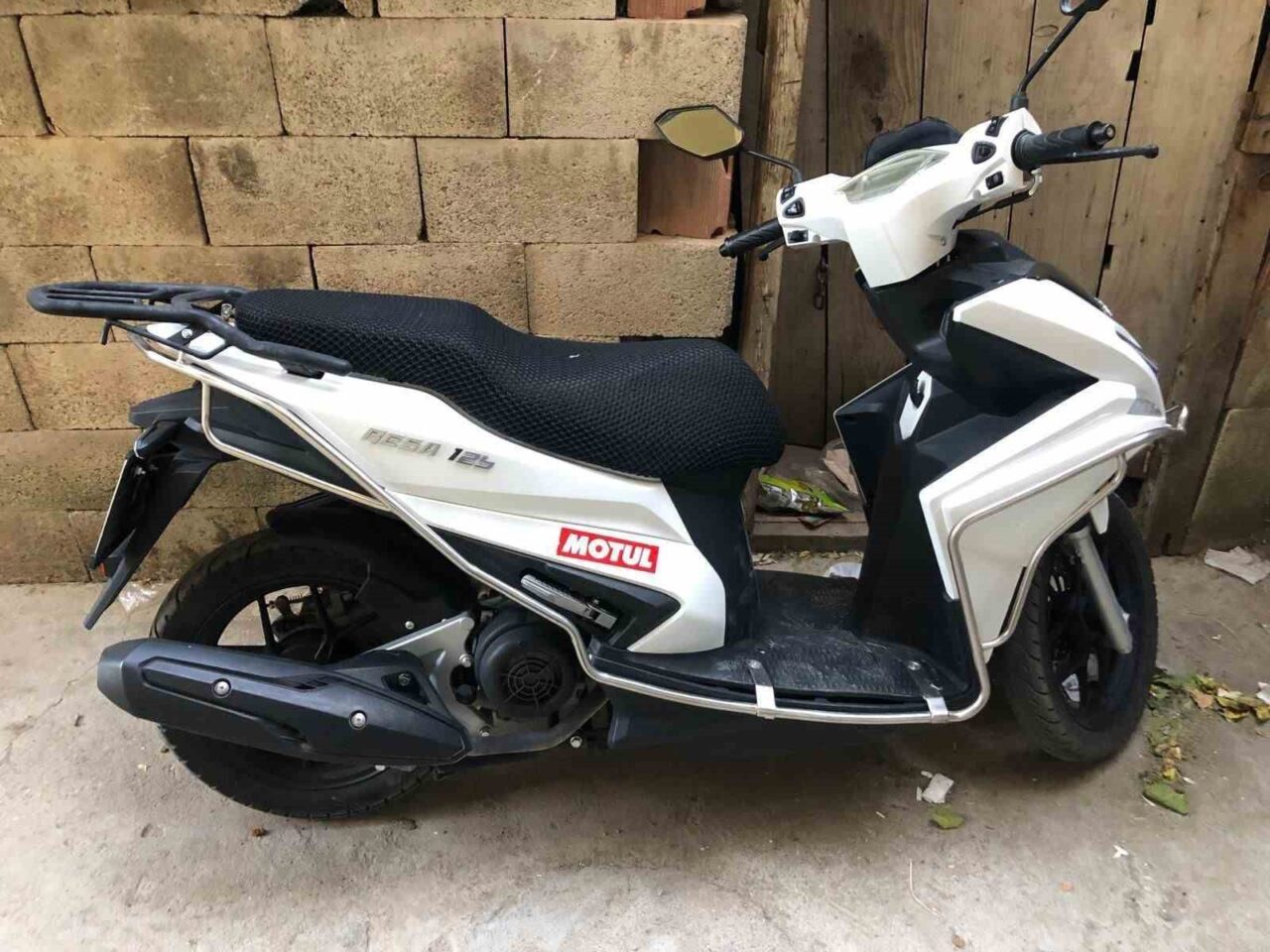 Adıyaman'ın Yeşilyurt Mahallesi'nde Yusuf T.'ye ait bir motosiklet, kimliği belirsiz