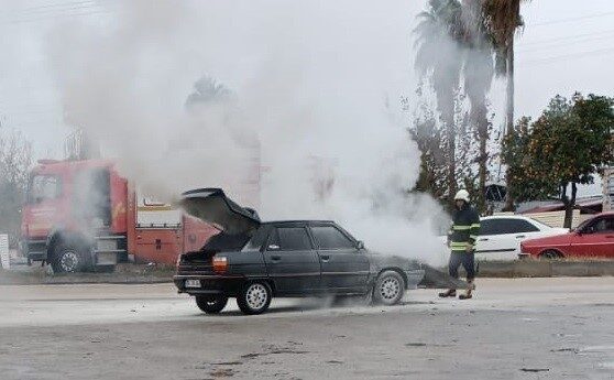 Kozan’ında park halindeki araçta çıkan yangın, itfaiye ekiplerinin müdahalesiyle söndürüldü.