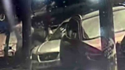 Adana'nın Seyhan ilçesinde Enver Güven’in misafirinin park halindeki aracının dikiz