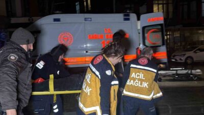 Düzce'de sağanak yağış nedeniyle kayganlaşan yolda, bir motosiklet park halindeki