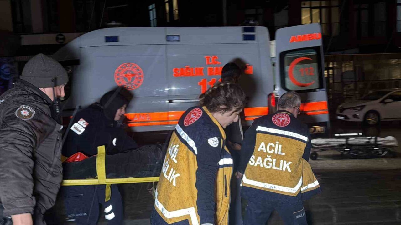 Düzce'de sağanak yağış nedeniyle kayganlaşan yolda, bir motosiklet park halindeki