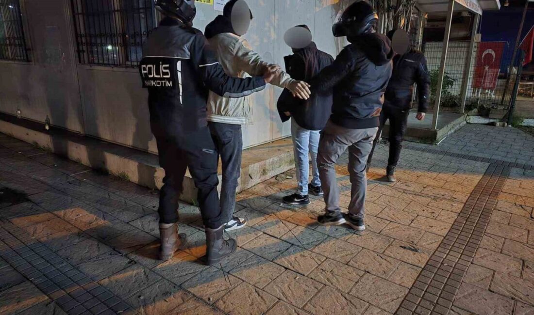Adana’da uyuşturucu kullanan 12 kişi denetimlerde suçüstü yakalandı, çok sayıda uyuşturucu madde ele geçirildi. Adana'da Narkotik Suçlarla Mücadele Şube Müdürlüğü'ne bağlı ekipler, Seyhan ilçesindeki