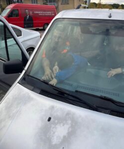 Manisa'nın Soma ilçesinde bir çocuğun parmağı otomobilin klima peteklerine sıkıştı.