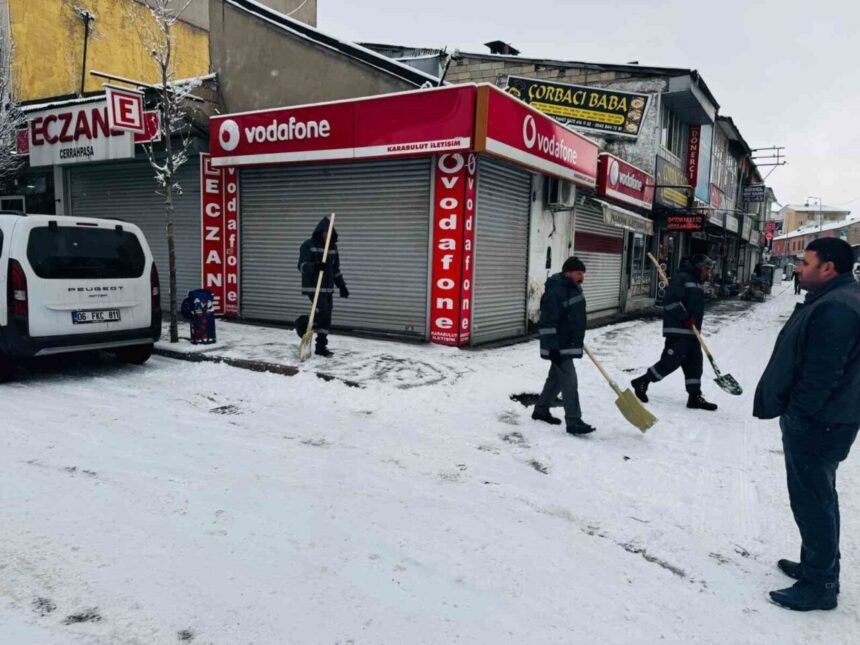 Patnos’ta kar yağışının ardından belediye, kar temizleme çalışmalarını kesintisiz sürdürüyor.