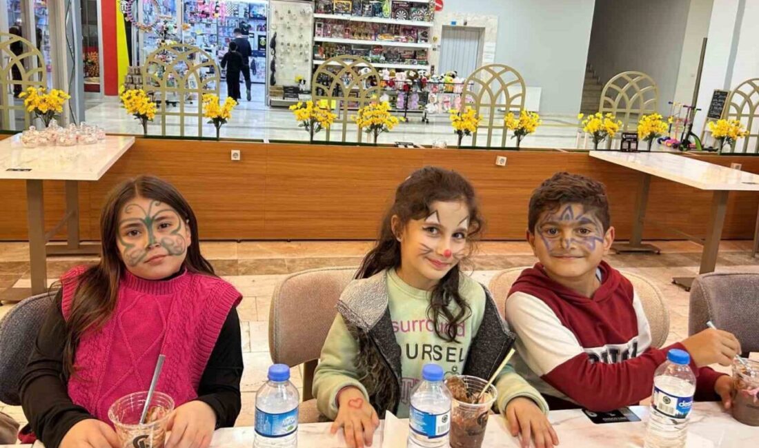 Van Devlet Tiyatrosu'nun çocuklar için sahneye koyduğu "Toti ile Poti"