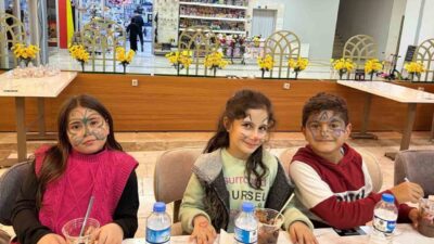 Van Devlet Tiyatrosu'nun çocuklar için sahneye koyduğu "Toti ile Poti"