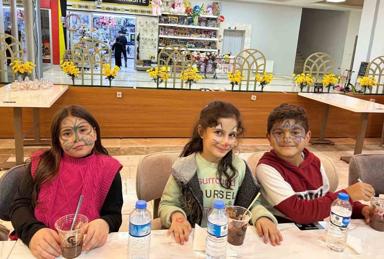 Patnoslu Öğrenciler, Van Devlet Tiyatrosu’nun “Toti ile Poti” Oyunuyla Büyülü Bir Gün Geçirdi