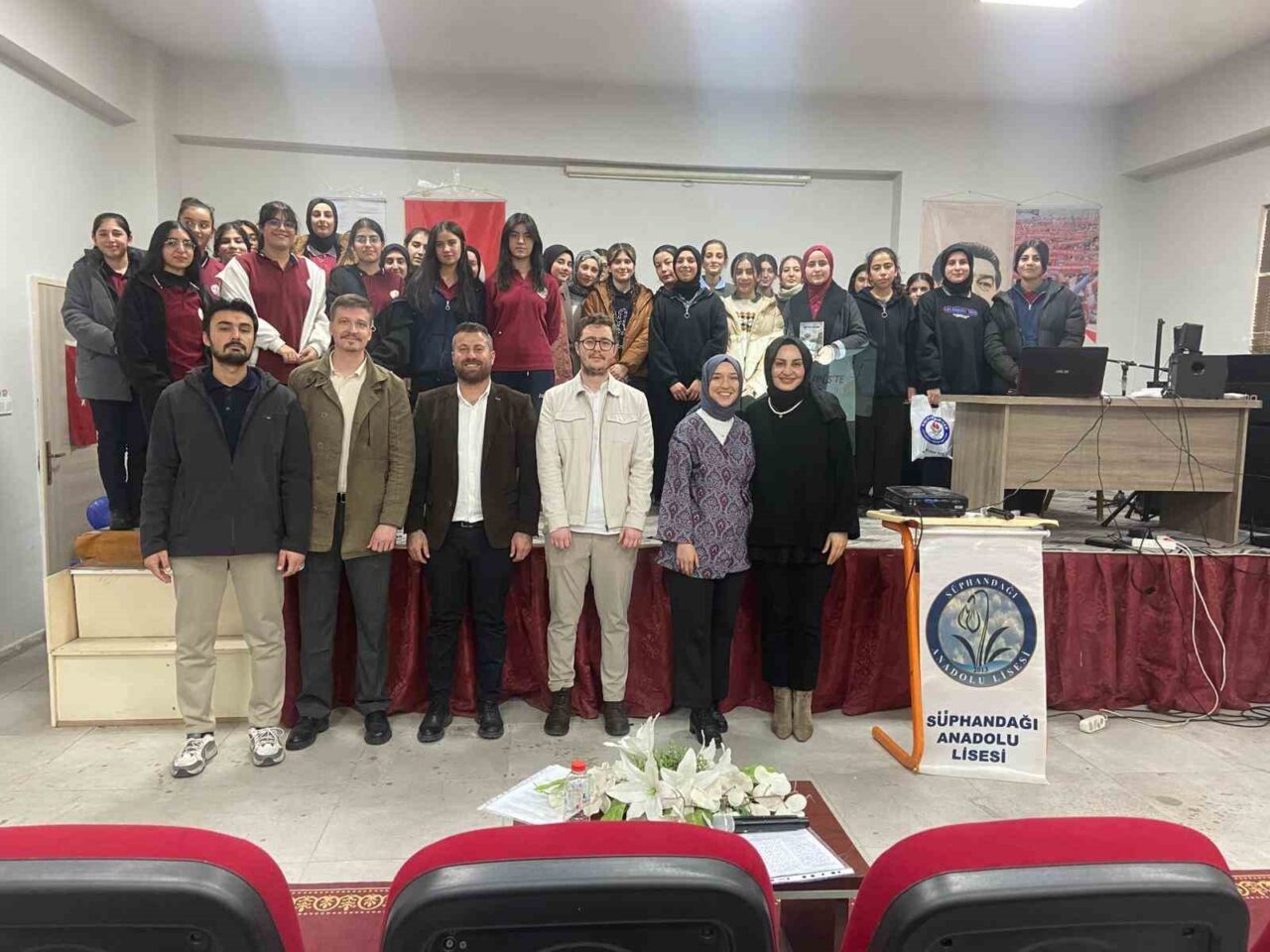 Eğitim-Bir-Sen Patnos Temsilciliği, "Bir Bilenle Bilge Nesil" projesinin ilk kitap