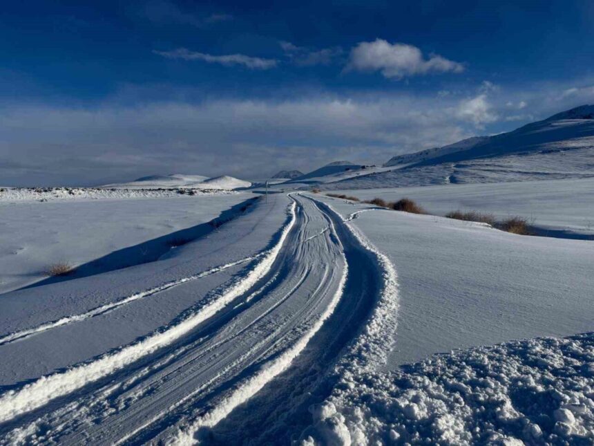 Patnos’ta Yoğun Kar Yağışı Kırsal Yaşantıyı Olumsuz Etkiledi, Yollar Açıldı