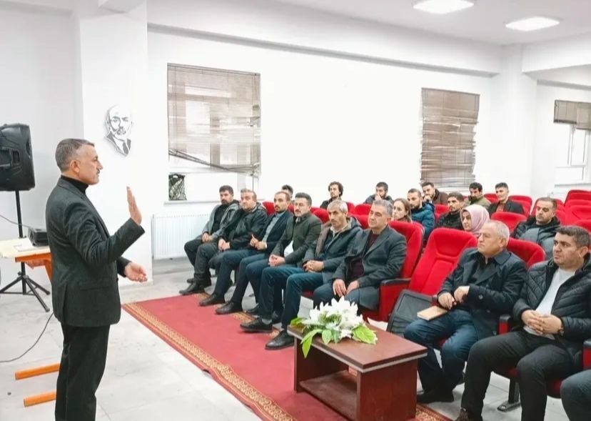 Patnos’ta LGS başarısını artırmak için önemli toplantı yapıldı Ağrı'nın Patnos ilçesinde, Patnos İlçe Milli Eğitim Müdürü Yüksel Zorlu