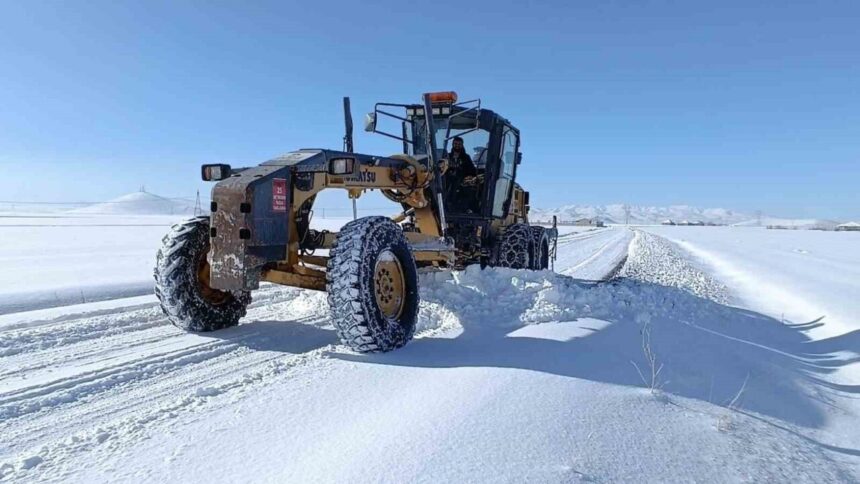 Patnos’ta yoğun kar yağışının ardından yürütülen karla mücadele çalışmaları sona erdi.