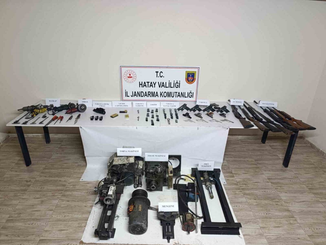 Hatay'ın Payas ilçesinde M. D. isimli şahıs, evinde silah imal