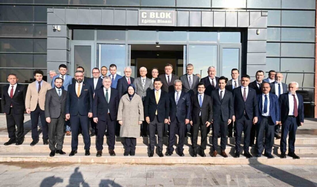 Anadolu Üniversitesi'nde düzenlenen 'Paydaş Kurumlar Toplantısı'nda, URAYSİM Başkanı Yunus Uğurlu'nun