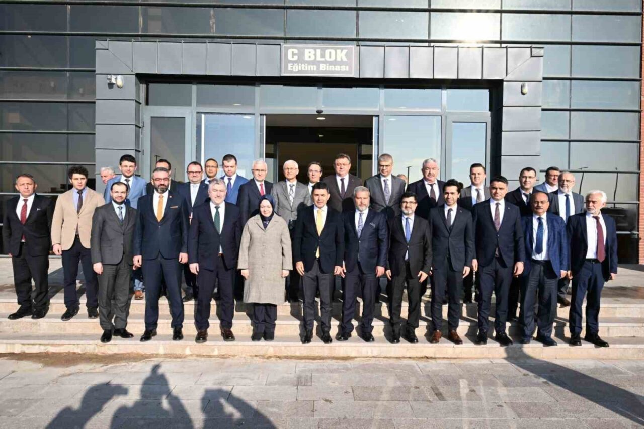 Anadolu Üniversitesi'nde düzenlenen 'Paydaş Kurumlar Toplantısı'nda, URAYSİM Başkanı Yunus Uğurlu'nun