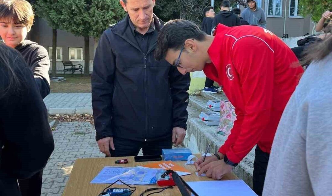 Pazarlar Spor Lisesi, Oryantiring Seçmelerinde Başarı Gösteren Öğrencilere Milli Forma Takdim Etti Kütahya'nın Pazarlar ilçesindeki Pazarlar Spor Lisesi, oryantiring alanında genç yetenekler