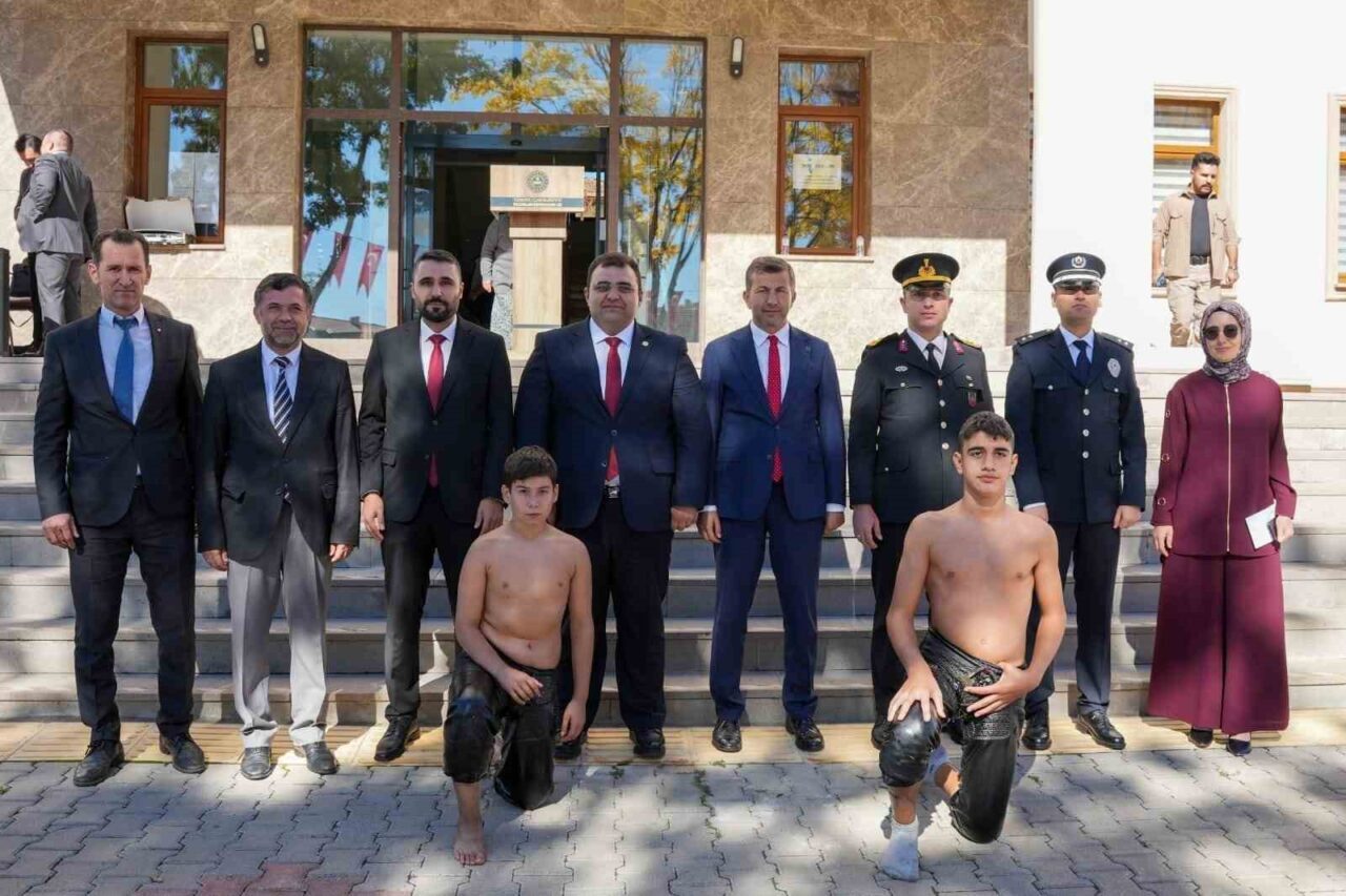 Kütahya'nın Pazarlar ilçesinde Pazarlar Spor Lisesi, minder ve yağlı güreşi