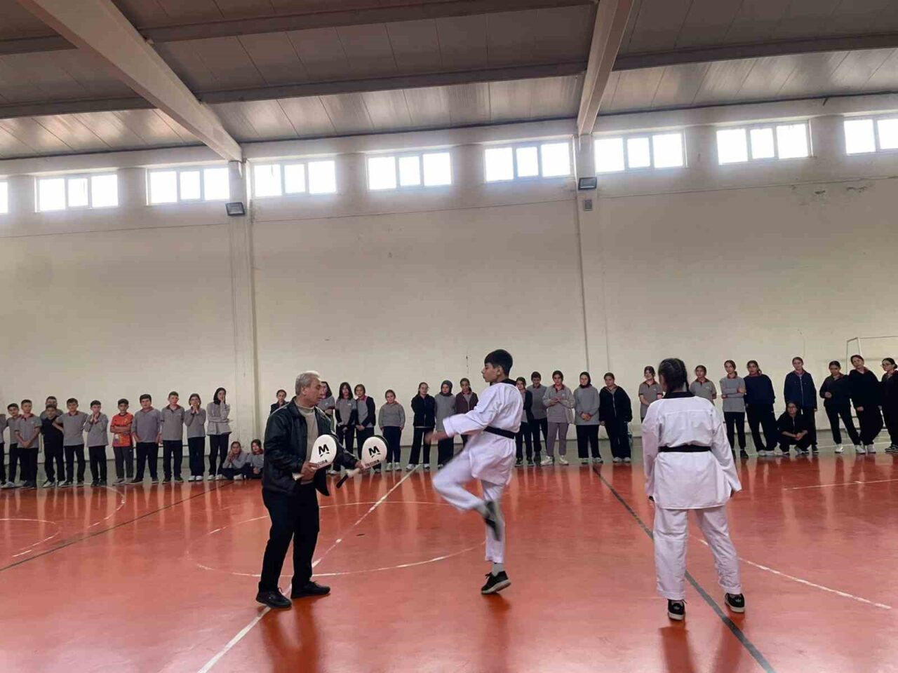 Kütahya'nın Pazarlar ilçesindeki Pazarlar Spor Lisesi, tekvando projesiyle 100'den fazla