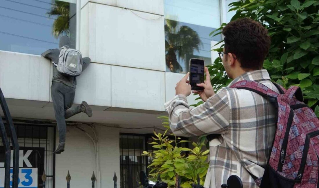 Mersin'deki bir sigorta şirketi, hırsızlığa dikkat çekmek için bir pencerede