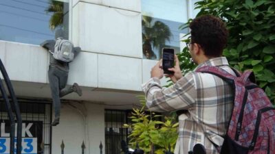 Mersin'deki bir sigorta şirketi, hırsızlığa dikkat çekmek için bir pencerede