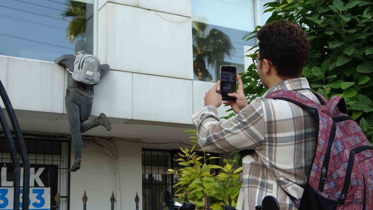 Mersin'deki bir sigorta şirketi, hırsızlığa dikkat çekmek için bir pencerede