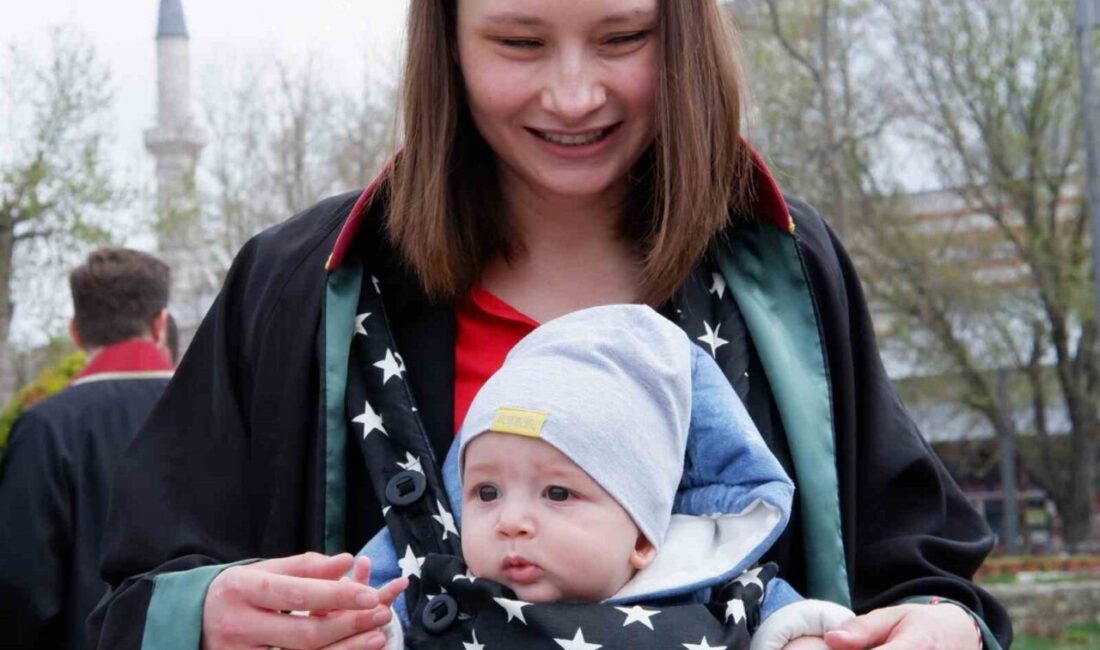 Edirne'de, Trakya Üniversitesi'nde görevli avukat Selda Özkan İlte, pencereden yaklaşık
