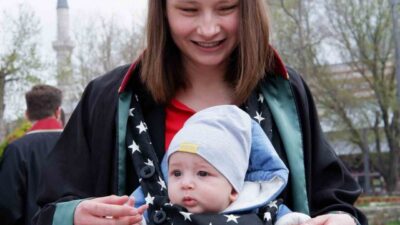 Edirne'de, Trakya Üniversitesi'nde görevli avukat Selda Özkan İlte, pencereden yaklaşık