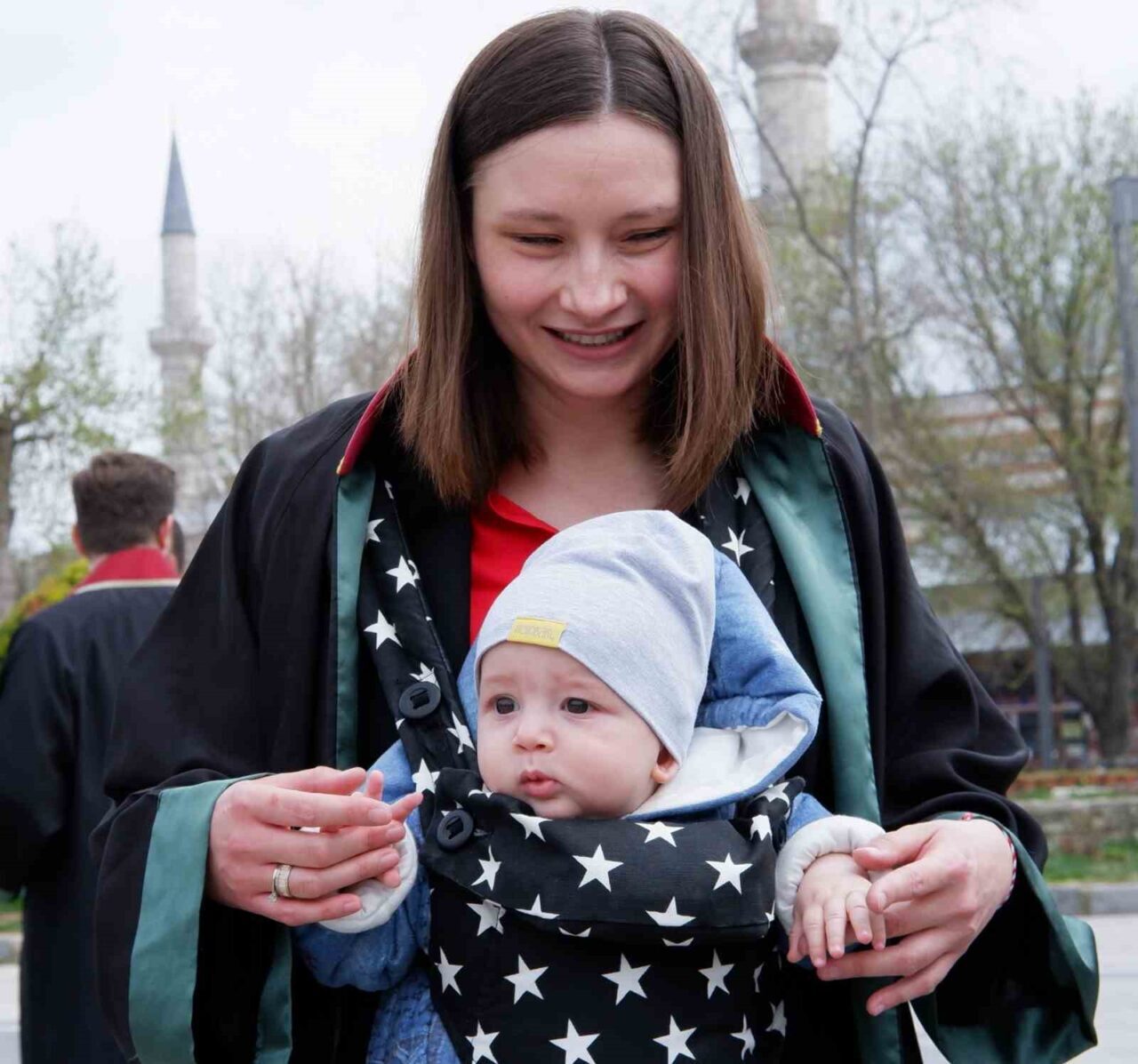 Edirne'de, Trakya Üniversitesi'nde görevli avukat Selda Özkan İlte, pencereden yaklaşık