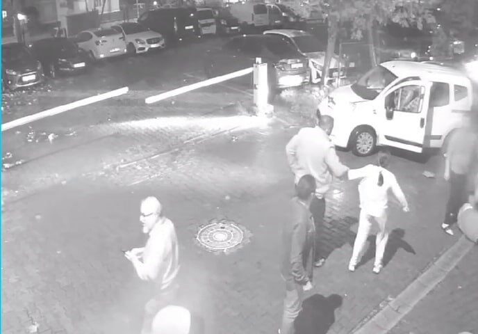 Pendik’te Alkollü Sürücü Park Halindeki Araçlara Çarptı, 7 Araç Hasar Gördü Pendik'te 7 Aralık'ta meydana gelen kazada Alparslan Koç'un aracı, alkollü