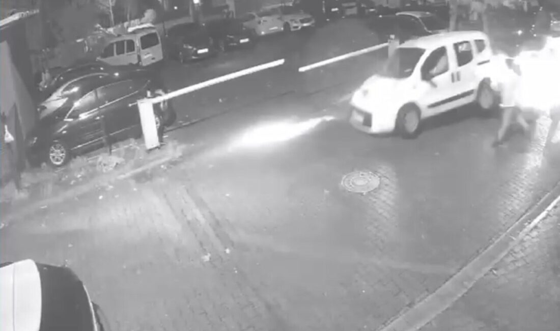 Pendik’te Aracını Kontrol Edemeyen Sürücü Park Halindeki Araçlara Çarptı, Güvenlik Kameraları Her Anı Kaydetti Pendik Kurtköy'de 7 Aralık'ta direksiyon hakimiyetini kaybeden sürücü, park halindeki