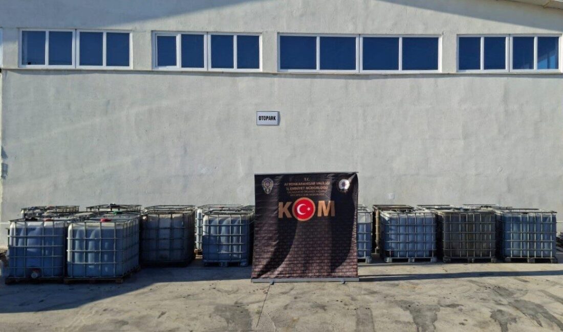 Afyonkarahisar'ın Sandıklı ilçesinde polis, kaçak akaryakıt üretimi yapan bir depoya