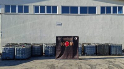 Afyonkarahisar'ın Sandıklı ilçesinde polis, kaçak akaryakıt üretimi yapan bir depoya