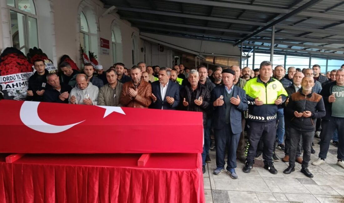 Fatsa'da trafik polisi Tuncay Ebrinç (54), kalp krizi sonucu hayatını